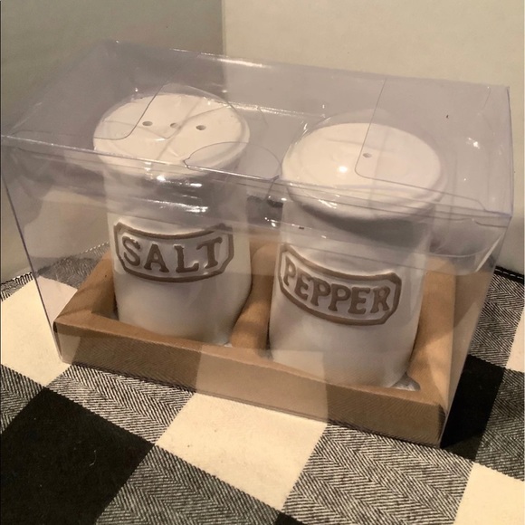 Farmhouse salt and pepper shakers set NEW - Picture 3 of 3